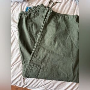 152.) NWT / Olive Green Cargo Pants